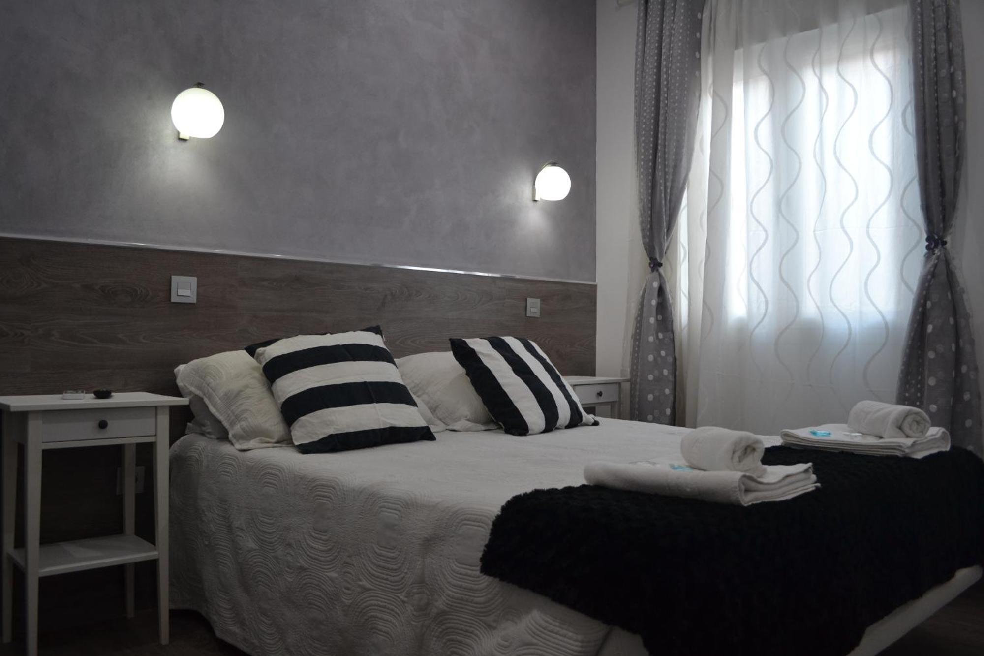 Hostal Meyra Мадрид Экстерьер фото