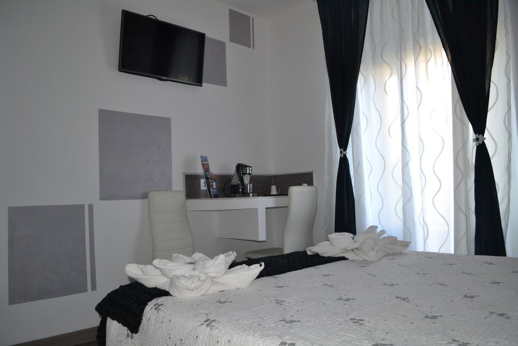 Hostal Meyra Мадрид Экстерьер фото