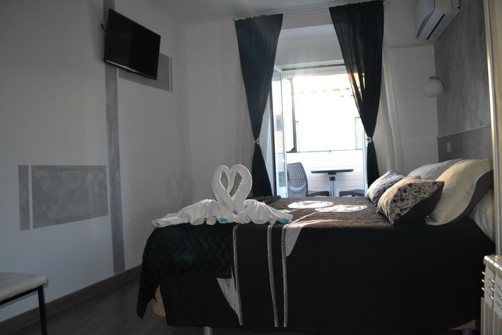 Hostal Meyra Мадрид Экстерьер фото