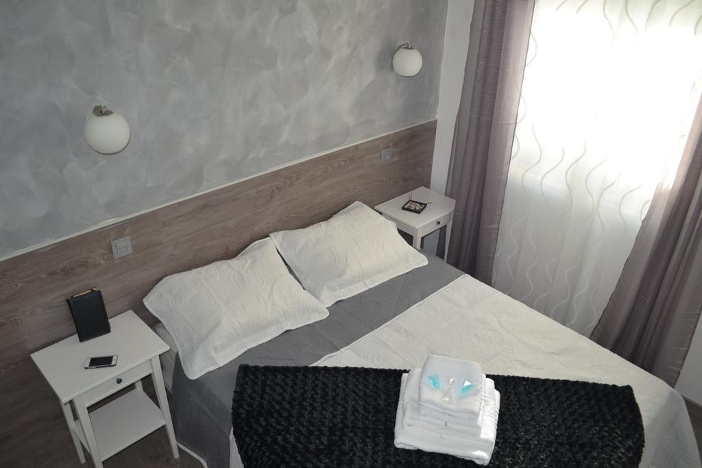 Hostal Meyra Мадрид Экстерьер фото