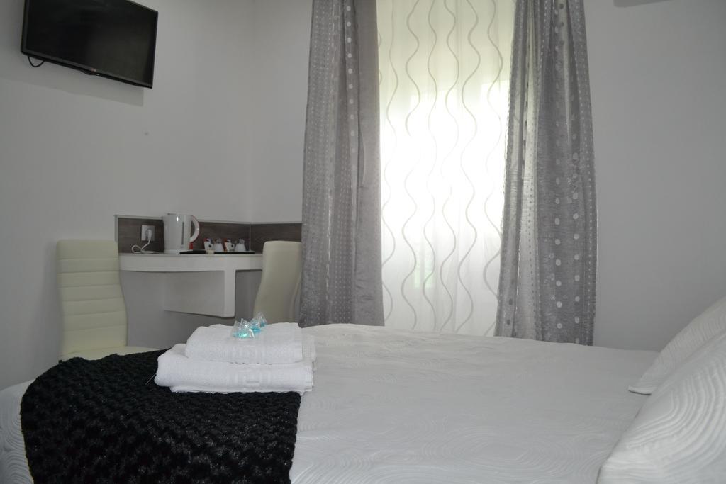 Hostal Meyra Мадрид Экстерьер фото