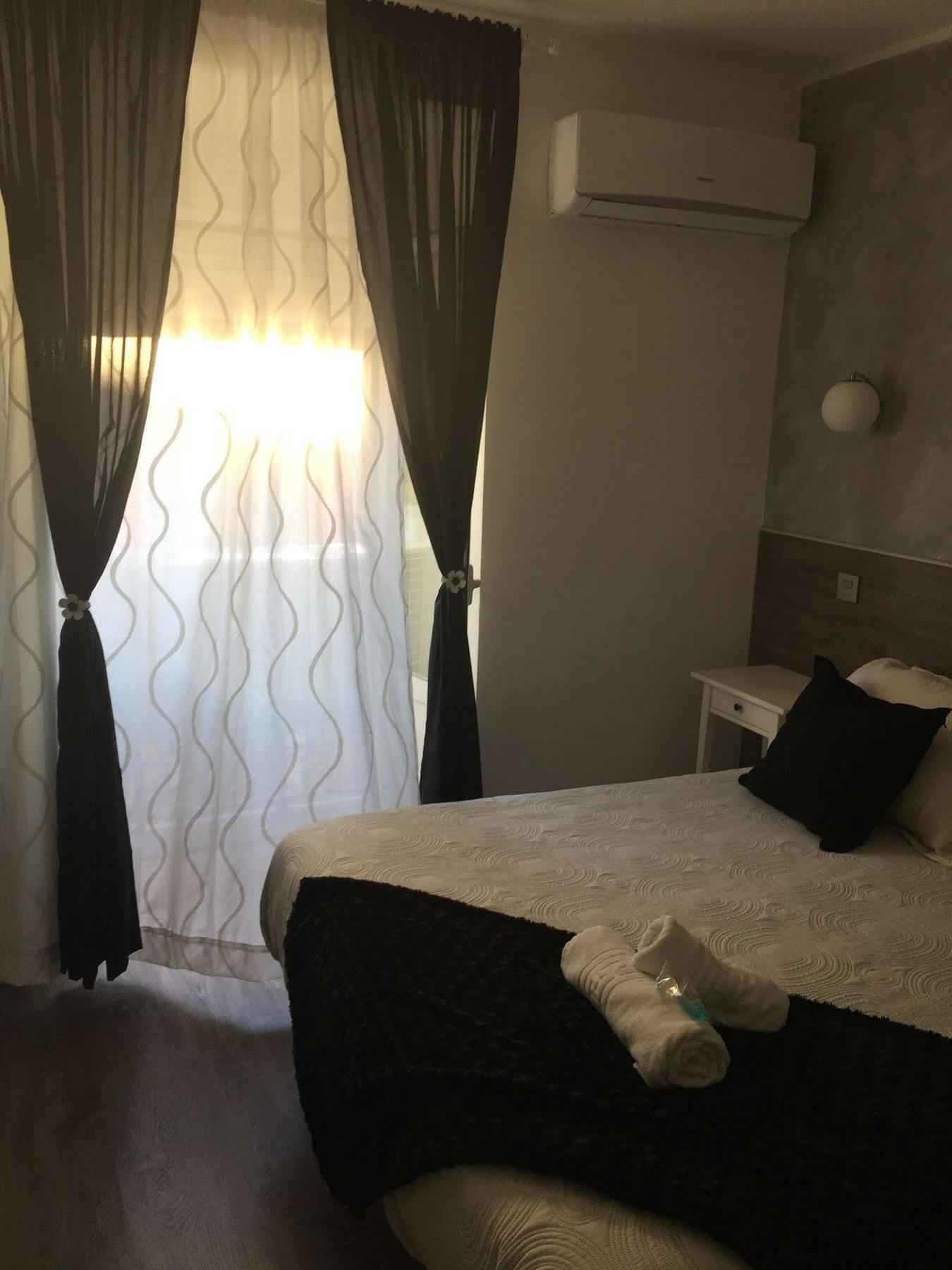 Hostal Meyra Мадрид Экстерьер фото
