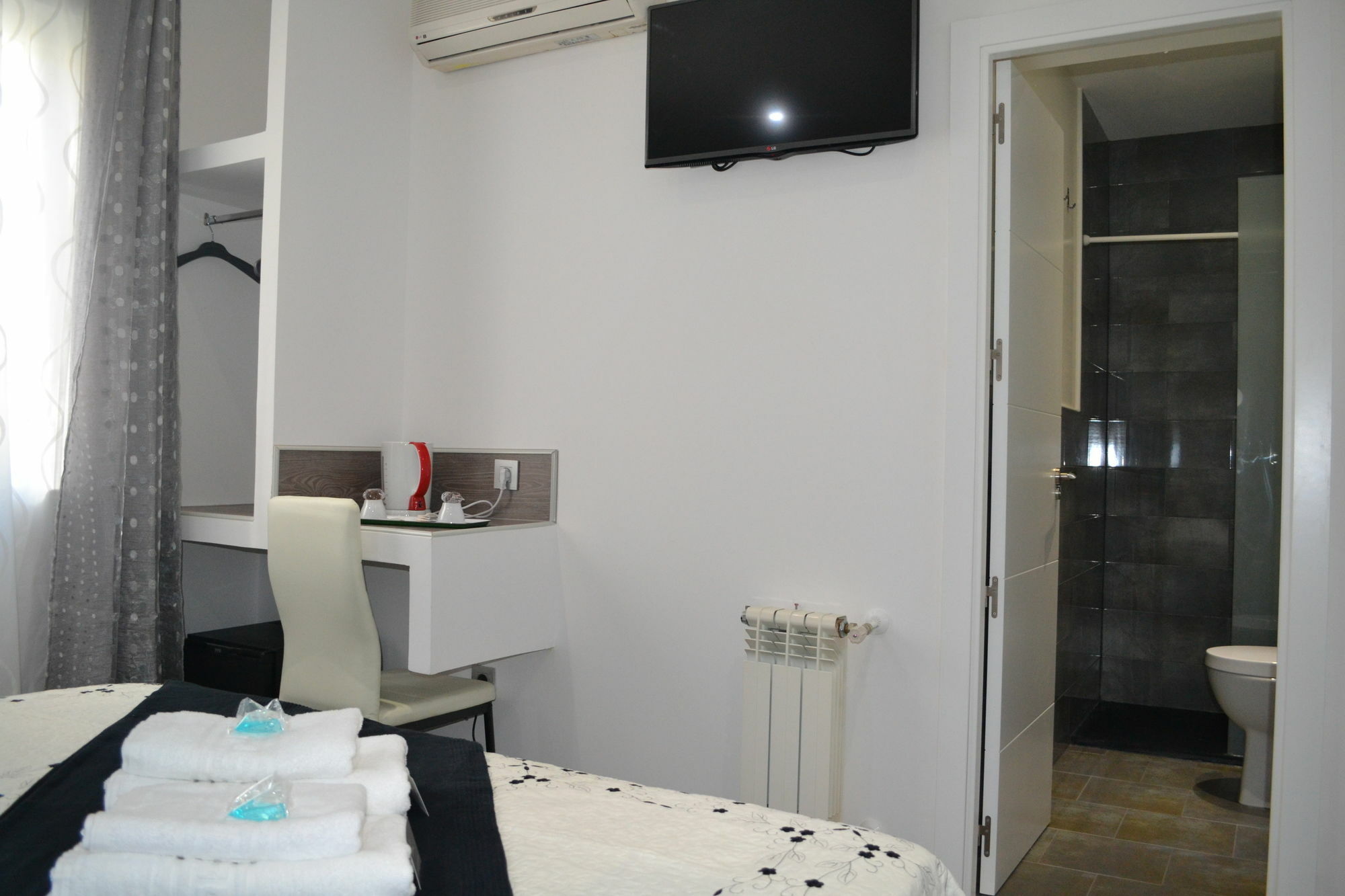 Hostal Meyra Мадрид Экстерьер фото