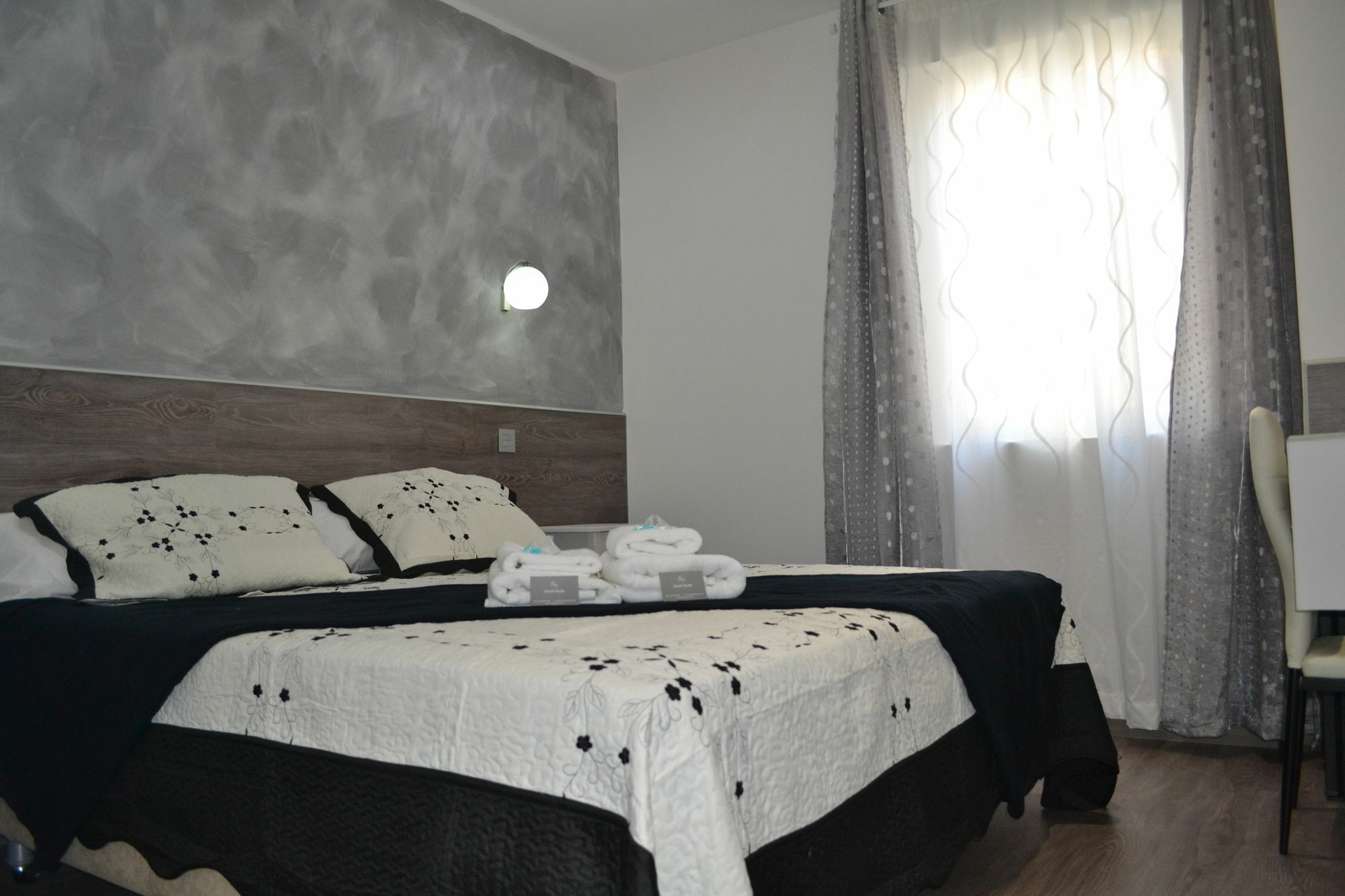 Hostal Meyra Мадрид Экстерьер фото