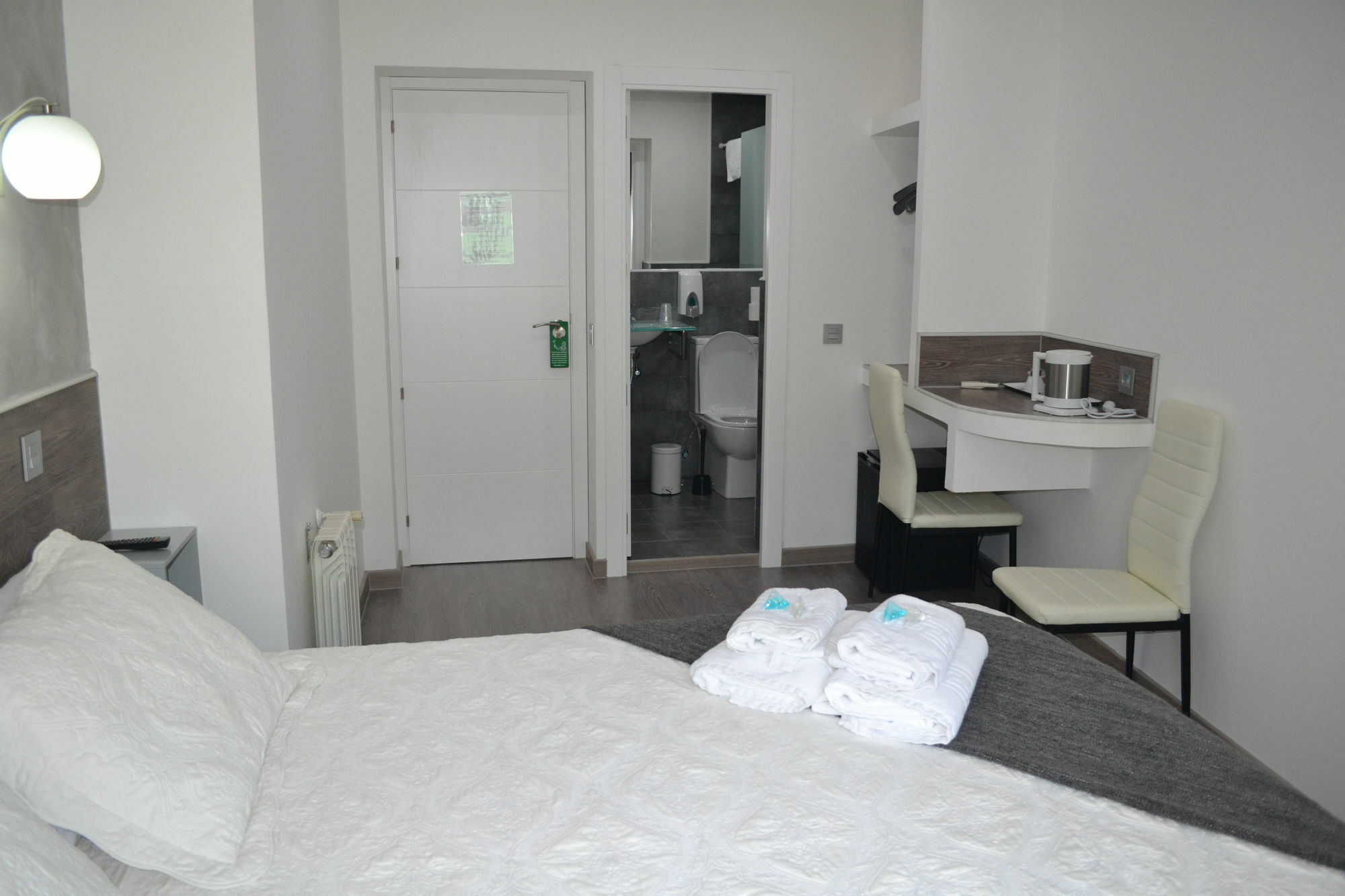 Hostal Meyra Мадрид Экстерьер фото