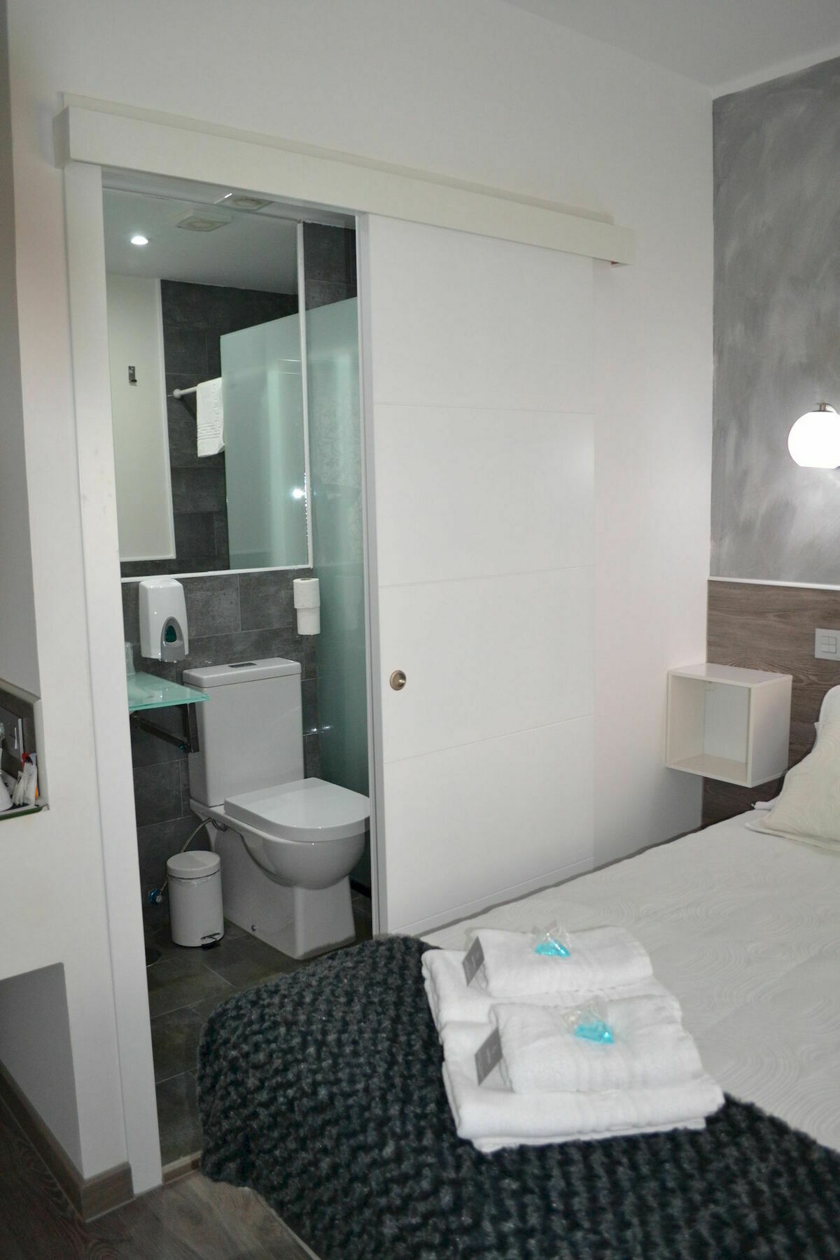 Hostal Meyra Мадрид Экстерьер фото