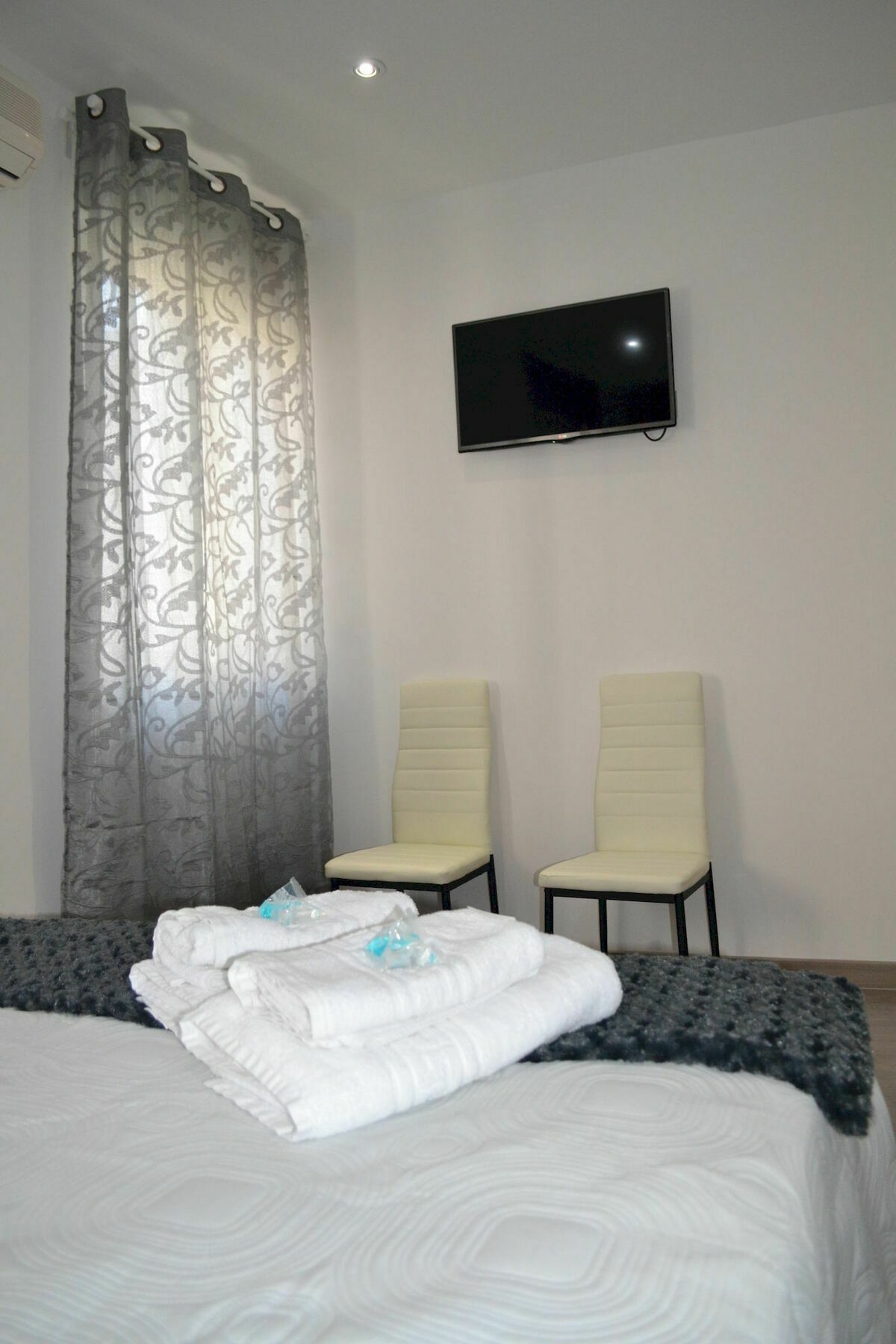 Hostal Meyra Мадрид Экстерьер фото