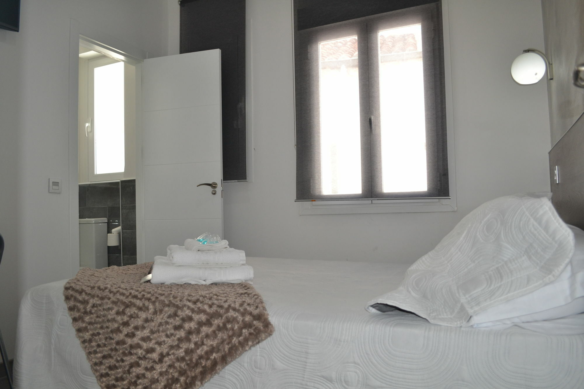 Hostal Meyra Мадрид Экстерьер фото